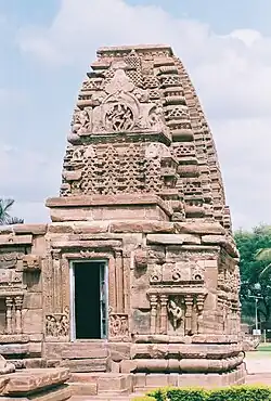 La decoración del templo Kasivisvanatha del siglo IX en Pattadakal incluye gavakshas en varias formas.