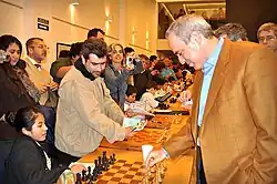 El ex Campeón Mundial Gary Kasparov jugando una simultánea contra jóvenes en el Círculo de Ajedrez de Villa Martelli, año 2010
