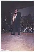 Tocando el saxofón.
