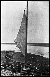 Malvinense surfeando los rieles del ferrocarril con un carro a vela.