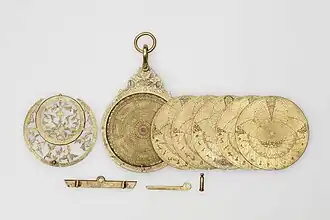 Astrolabio de mediados del siglo XVII con versos coránicos y poesía persa, así como información técnica, con cinco placas intercambiables correspondientes a las latitudes de las principales ciudades.