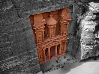 Vista cenital de la fachada (resto de foto sin color para resaltarla)