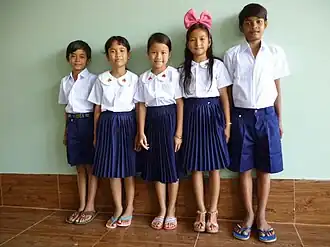 Niños en Camboya en uniforme.