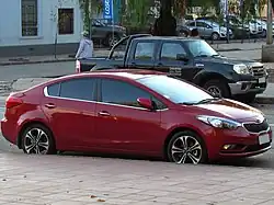 Kia Cerato Sedán (parte lateral)