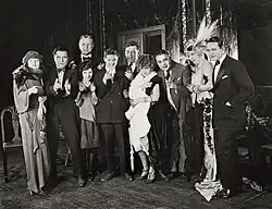 De izq. a der. : Betty Compson, Bert Lytell, Charles Ogle, May McAvoy, Gareth Hughes, Walter Long, Kathleen Clifford, Jed Prouty, Mayme Kelso y Robert Agnew en Kick In (1922)