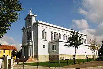 Iglesia de Sainte-Barbe de Crusnes[13]​ (Lorena), pórticos en acero y chapa, 1939, prototipo de la Société de Wendel para la exportación.