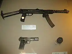 El PPS-43, la Tokarev TT-33 y una granada de mano de Kim Shin-jo en el Memorial de la Guerra de Corea.