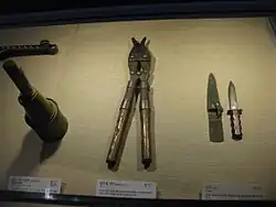 La granada antitanque RPG-43, cizalla y daga de Kim Shin-jo en el Memorial de la Guerra de Corea.