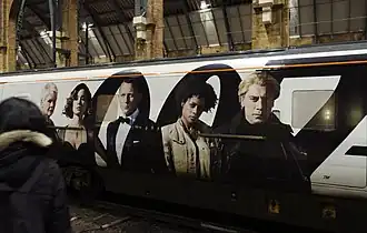 Promoción de la película de James Bond en un tren en Londres