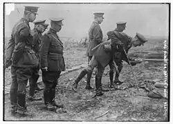 Alberto I con uniforme británico inspeccionando el frente