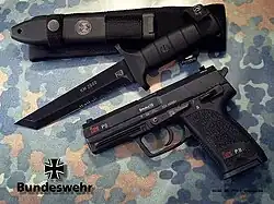 Cuchillo KM2000 y Pistola P8.