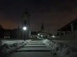 Vista nocturna del complejo