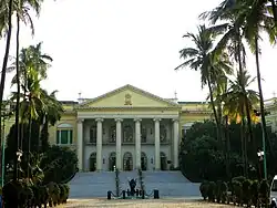 Raj Bhavan (1799-1803) (antes, 'casa del Gobierno'), Calcuta, residencia oficial del gobernador de Bengala.
