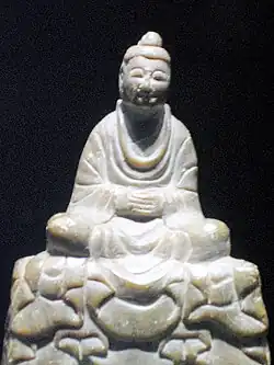 Buda sentado, Baekje, segunda mitad del siglo VI. Piedra de jabón, altura 13,5 cm. Museo Nacional de Buyeo. Tesoro n.º 329.
