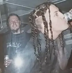 Danny Hamilton viendo a Brian Welch tomar cerveza