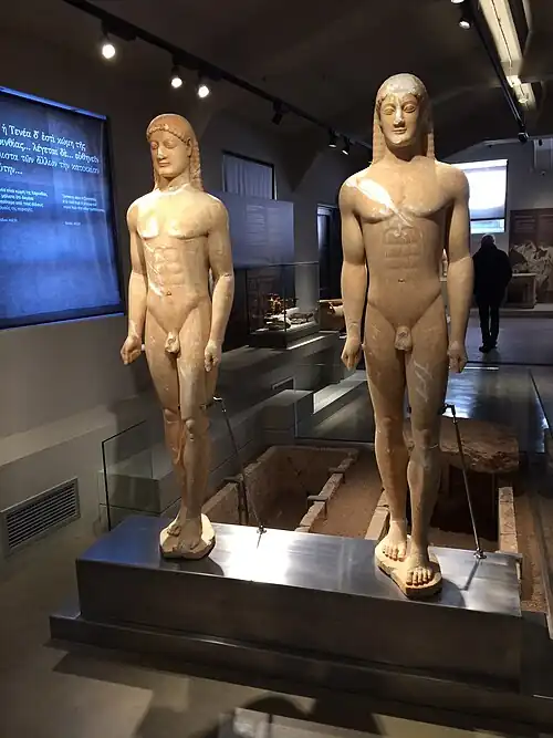 Los dos kuros de Tenea expuestos en el Museo Arqueológico de la Antigua Corinto.