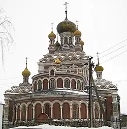 La Iglesia de San Nicolás, en Kungur, Rusia, con un ábside y un amplio deambulatorio.