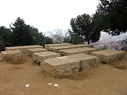 El orden de hoy (1999), de Ian Hamilton Finlay, parque del Carmelo.