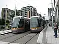 Luas circulando por la zona de Tallaght.