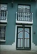 Balcón y puerta de una casa en Loja