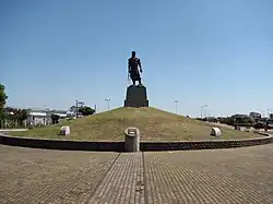 Vista de la estatua del lazador.