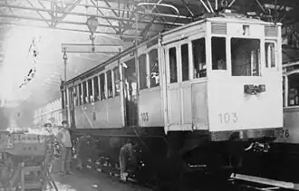 Coche 103 de la segunda serie, con sus ventanillas centrales reformadas, a punto de ser elevado por el puente grúa del taller Polvorín.