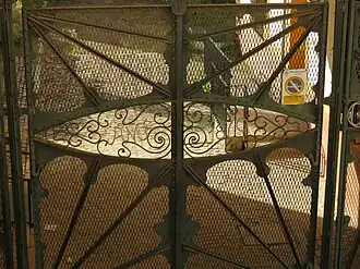 Reja en la portada de acceso