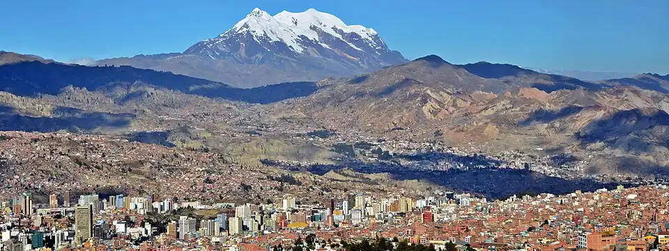 La Paz, la metrópoli más alta del mundo; el nevado Illimani al fondo