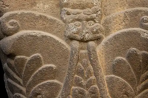 Capitel con decoración simple