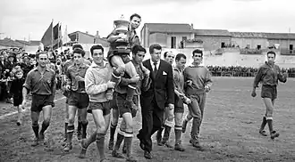 La U. D. Alginet con la Copa de la Deportividad (1959)