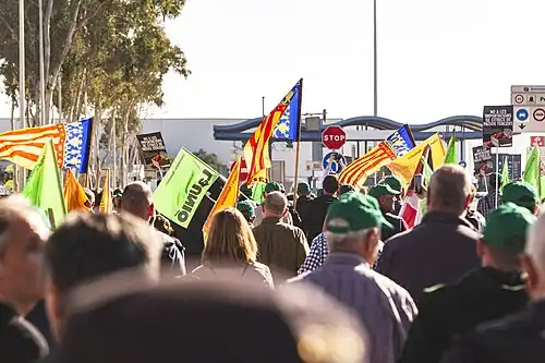 Manifestación en respuesta a la situación del sector agrario, con denuncias de bonificaciones a la entrada de productos agropecuarios de países extracomunitarios.