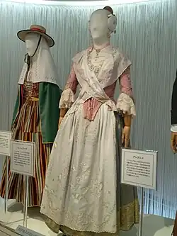Traje de fallera, tradicional de Valencia.