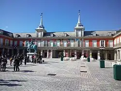 La Plaza Mayor, zona de restaurantes y tiendas del parque, réplica de la Plaza Mayor de Madrid.