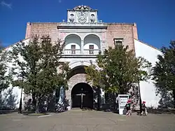El Teatro Puerta del Cambrón, inspirado en la Puerta del Cambrón en Toledo.