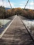 Puente colgante desde la orilla izquierda del Ara