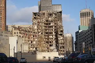 El edificio en proceso de demolición