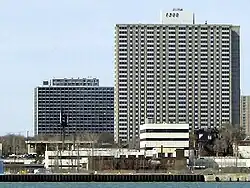 1300 Lafayette East Cooperative. Al fondo, Lafayette Pavilion Apartments.