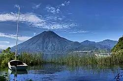 Vista al Volcán San Pedro desde Panajachel