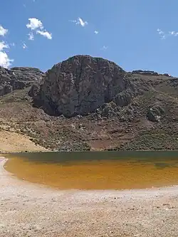 Al oeste se ubica una formación rocosa óptima para la escalada en roca.