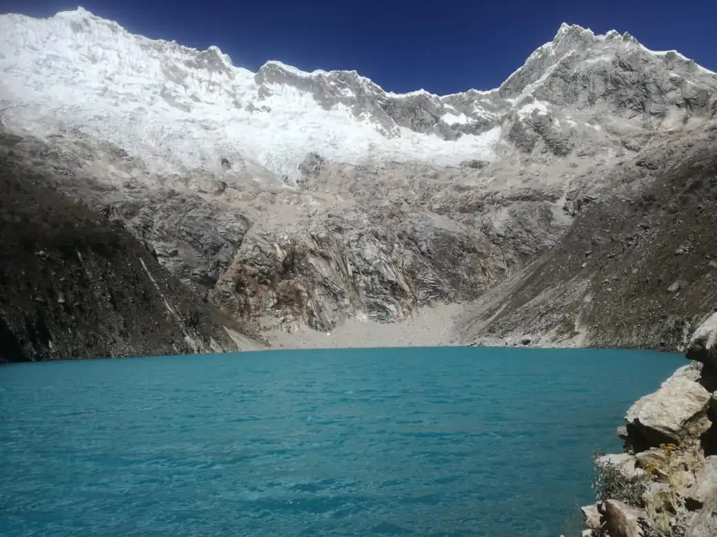 Laguna Huallcacocha (4355 m) y nevado Cancaraca a la derecha