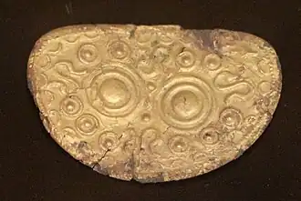 Placas de oro que cubren fíbulas, necrópolis de Guerruccia, tumba S1, 730-700 a. C. Museo Guarnacci.