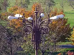 Poste de iluminación con seis lámparas.