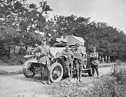 Oficiales y tropas de la Russian Armoured Car Division con un Lanchester en Galitzia, verano de 1917.