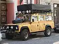 Land Rover Defender 110 Station Wagon (pre-Td5) en Riga, Letonia con los colores del Camel Trophy.