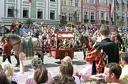 Luis el Rico, padre del novio y organizador de la boda en una litera