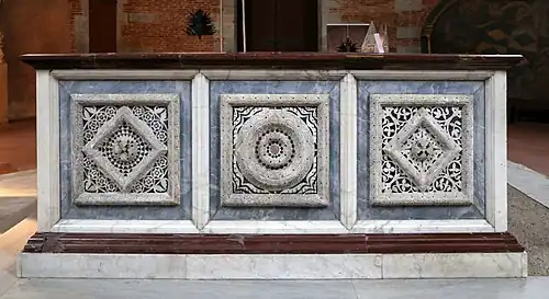 Detalle de los relieves de la pila bautismal