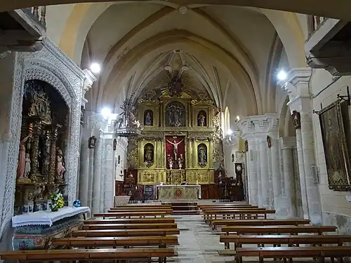 Interior de la iglesia. Al fondo el retablo mayor.