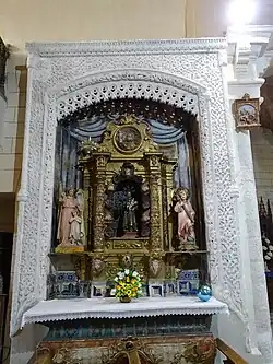 Yeserías de estilo Cisneros y retablo del siglo XVIII
