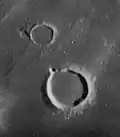Imagen de la misión Lunar Orbiter 4 de Lansberg C (grande, abajo) y Lansberg G (arriba)