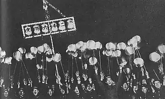 Procesión de linternas durante las celebraciones.